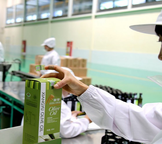 公司國(guó)通“訂單農(nóng)業(yè)”模式，獨(dú)創(chuàng)8小時(shí)限時(shí)鮮榨，從手工采摘、按質(zhì)收購(gòu)、便捷運(yùn)輸、純物理冷榨、充氮低恒溫儲(chǔ)存、灌裝等全程管理，并通過(guò)嚴(yán)格的品質(zhì)控..