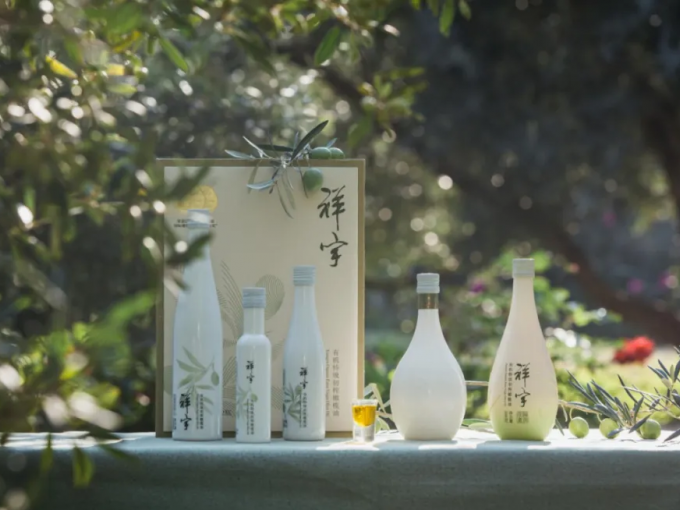 從甘肅隴南的青山幽谷，到一線(xiàn)城市的高端賣(mài)場(chǎng)；從一顆油橄欖在晨露中初綻的青澀，到一..